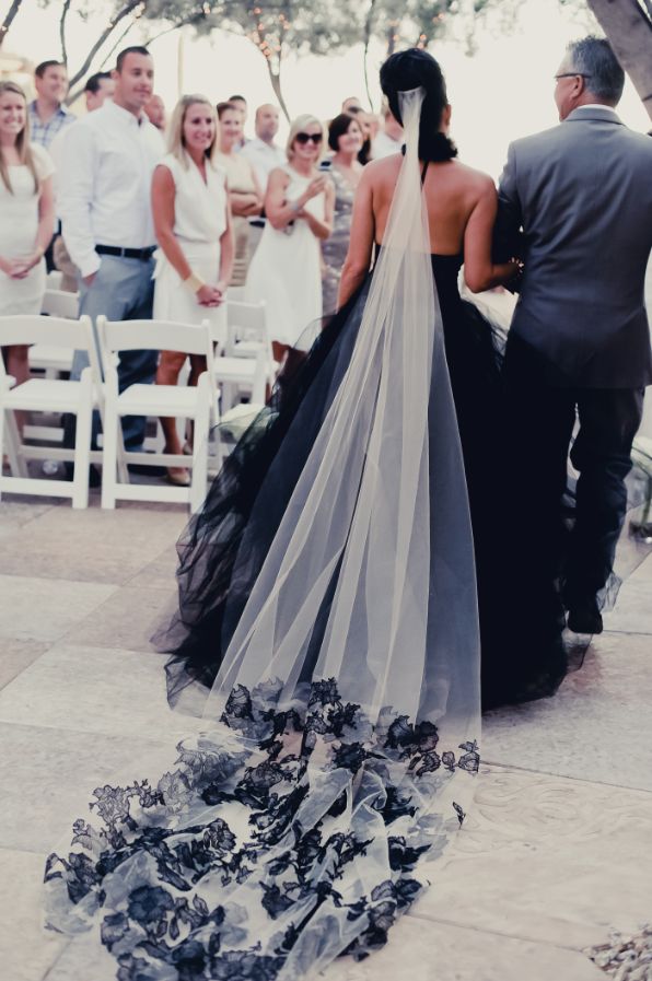 O vestido preto é uma escolha muito diferente para noivas (Foto: Reprodução)